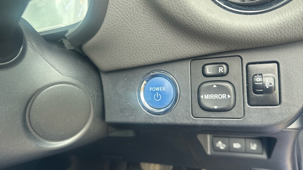Toyota Yaris 1.5 Vvt-h Blue Bi-tone Hatchback Hybrid Blue #16