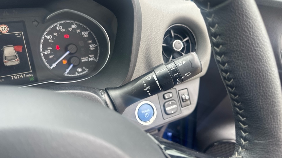 Toyota Yaris 1.5 Vvt-h Blue Bi-tone Hatchback Hybrid Blue #35