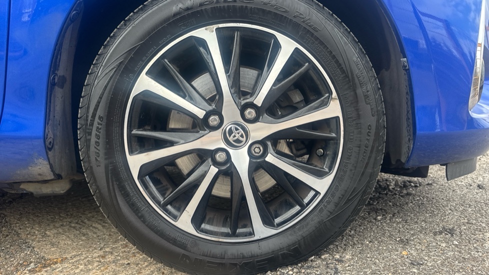 Toyota Yaris 1.5 Vvt-h Blue Bi-tone Hatchback Hybrid Blue #25