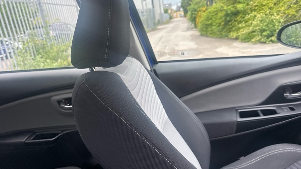 Toyota Yaris 1.5 Vvt-h Blue Bi-tone Hatchback Hybrid Blue #40