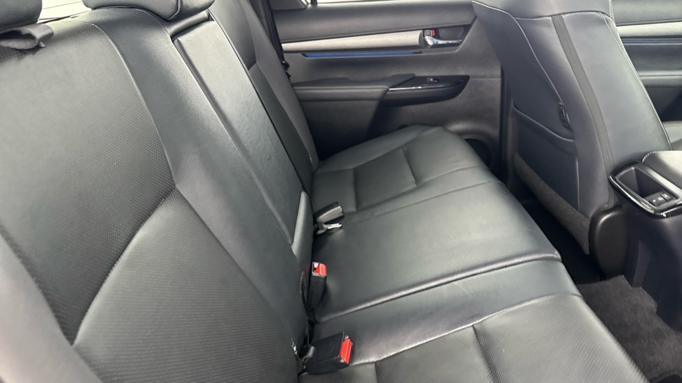 Toyota HILUX 2.8 D-4d Invincible X Double Cab Pickup 4Wd E White #8