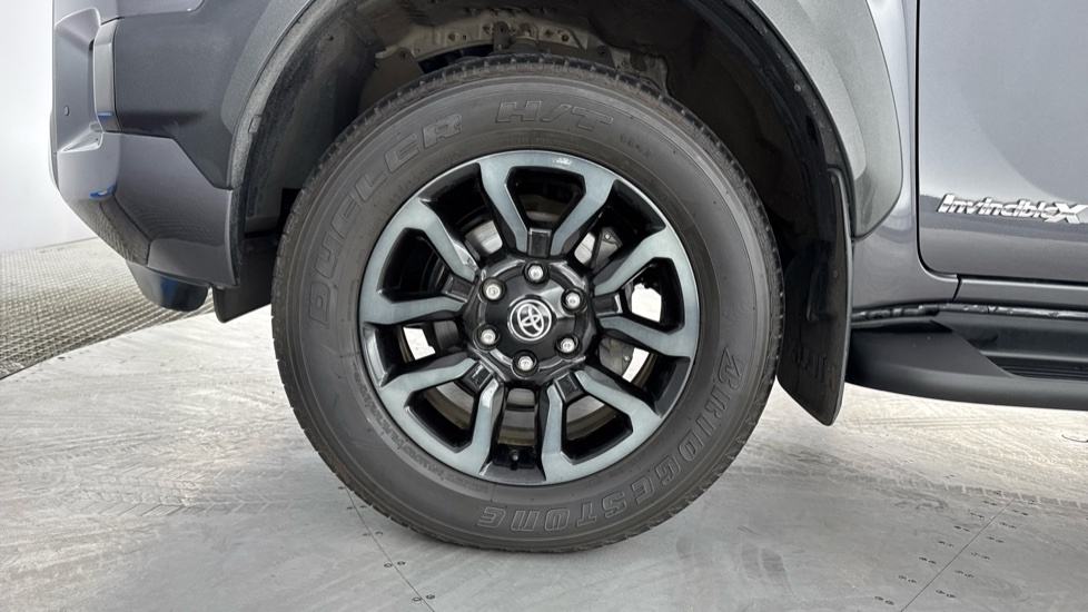 Toyota HILUX 2.8 D-4d Invincible X Double Cab Pickup 4Wd E White #25