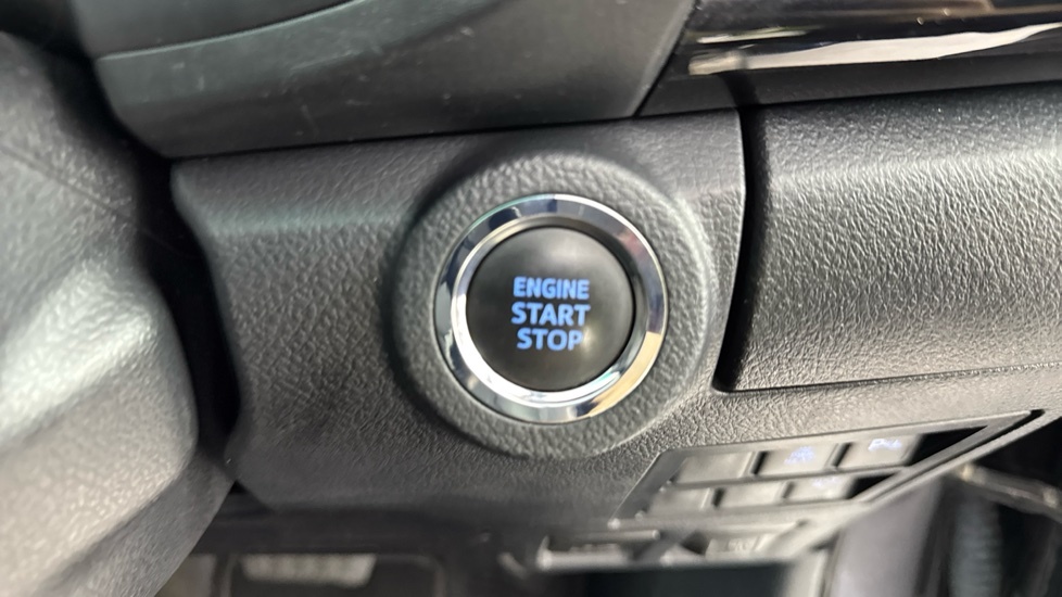 Toyota HILUX 2.8 D-4d Invincible X Double Cab Pickup 4Wd E White #16