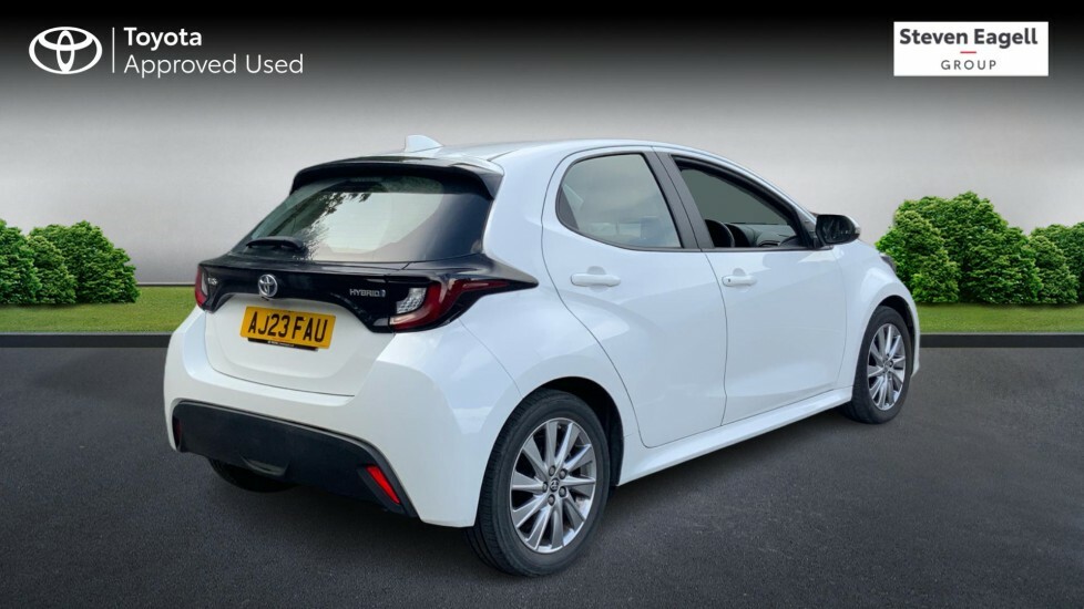 Toyota Yaris 1.5 Vvt-h Icon Hatchback Hybrid E-cvt E White #2