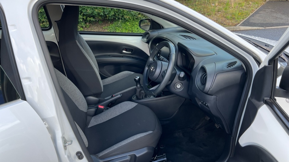 Toyota Aygo X 1.0 Vvt-i Pure Hatchback Euro 6 AF23BXY White #5