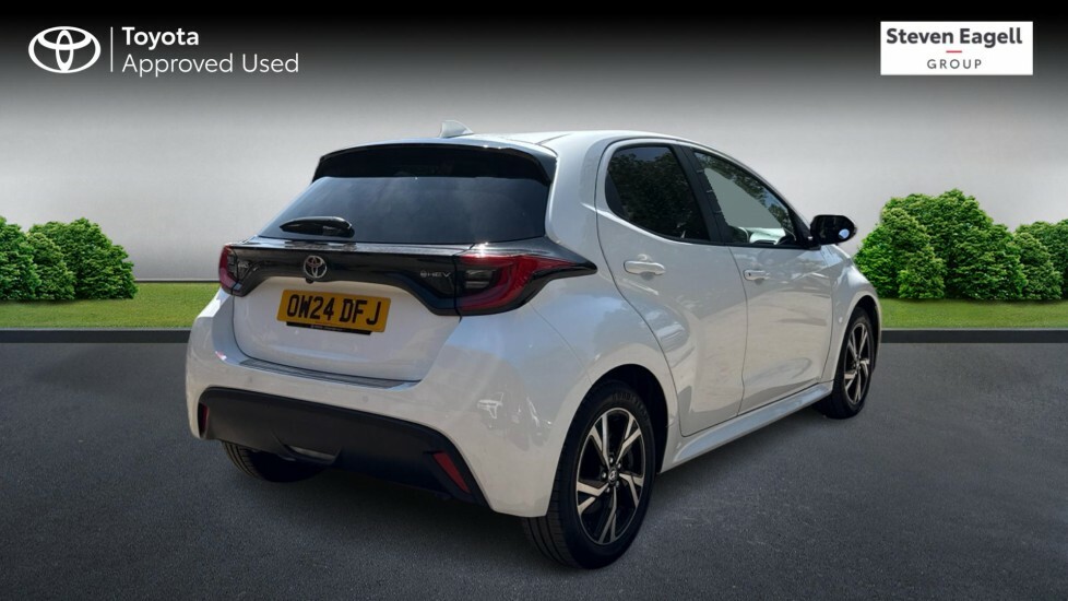 Toyota Yaris 1.5 Vvt-h Design E-cvt Euro 6 Ss OW24DFJ White #2