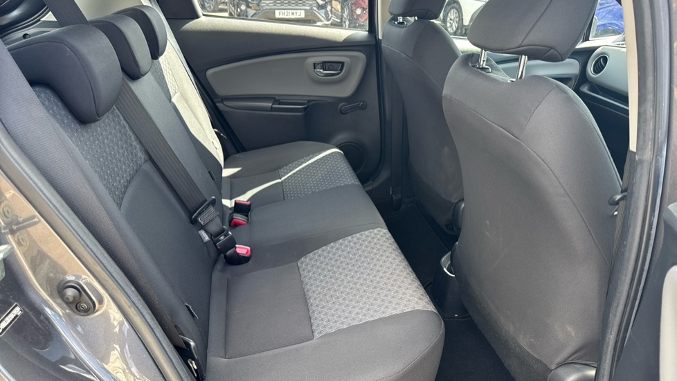 Toyota Yaris Active  #8