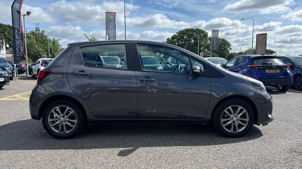 Toyota Yaris Active  #23