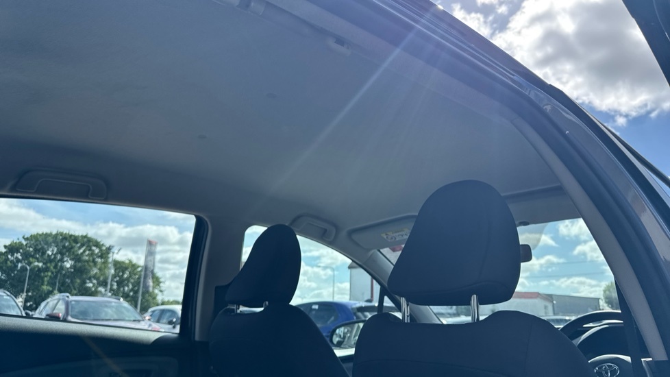Toyota Yaris Active  #19