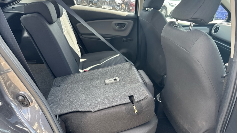Toyota Yaris Active  #18