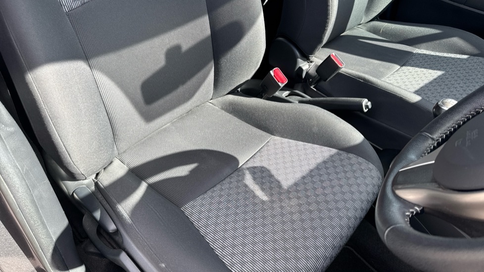 Toyota Yaris Active  #17