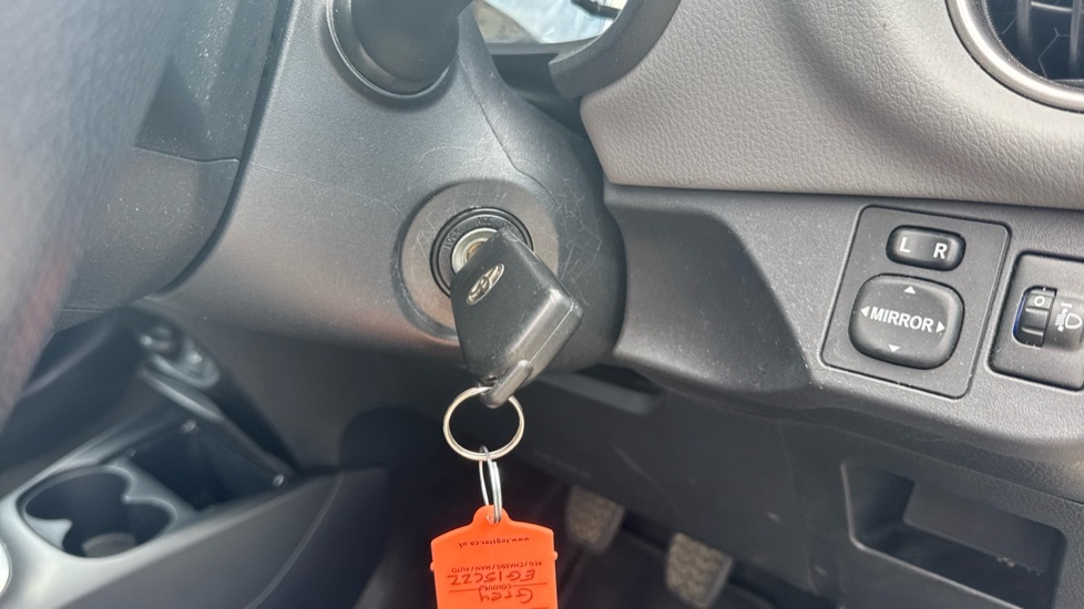 Toyota Yaris Active  #16