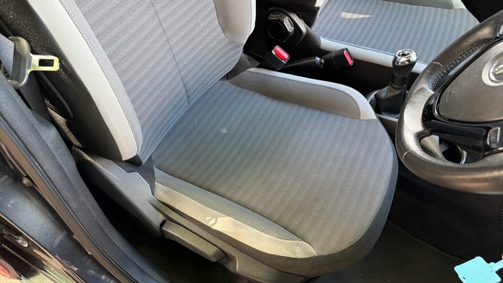 Toyota Aygo Hatchback White #17