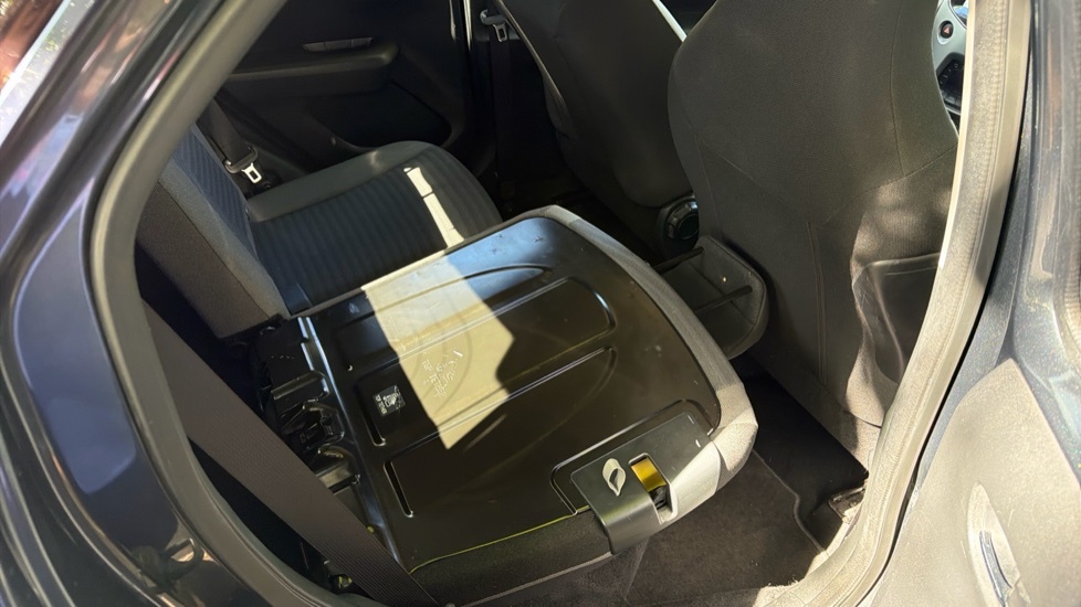 Toyota Aygo Hatchback White #18