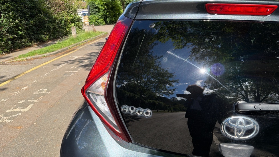 Toyota Aygo Hatchback White #21