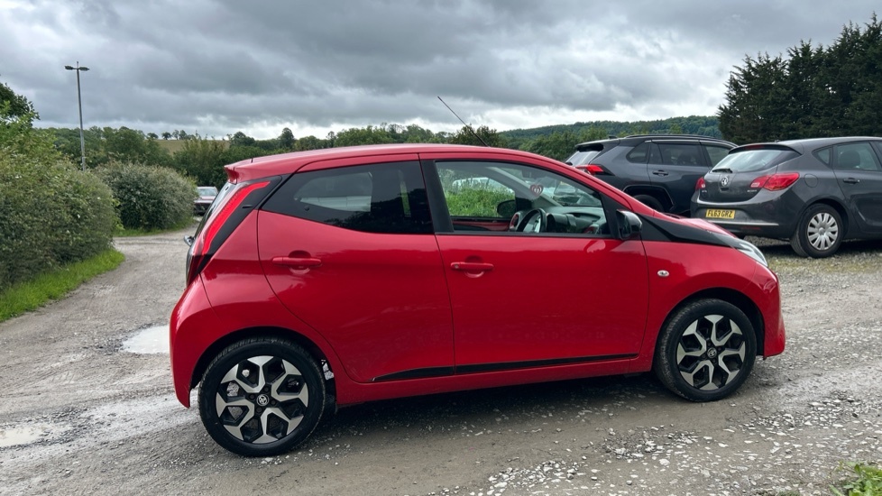 Toyota Aygo Hatchback White #23