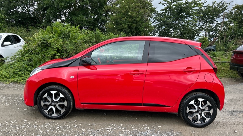 Toyota Aygo Hatchback White #24