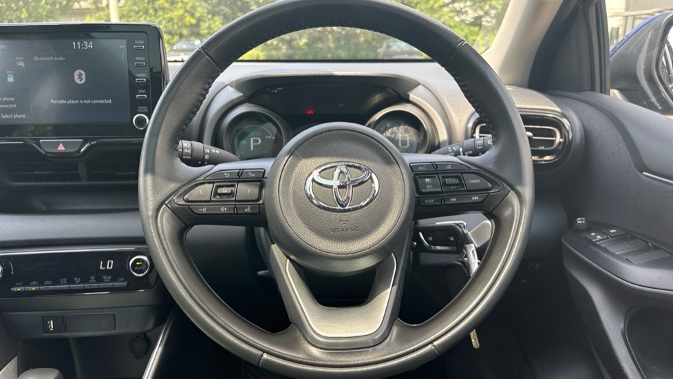 Toyota Yaris Icon White #10