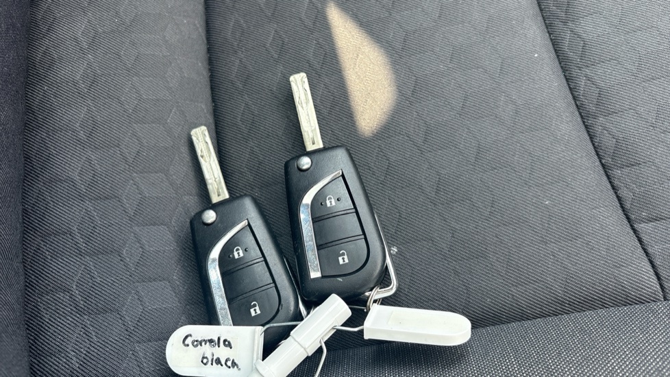 Toyota Yaris Icon White #27