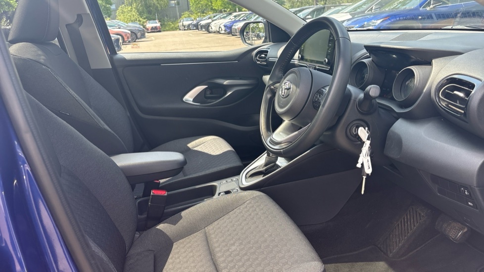 Toyota Yaris Icon White #12