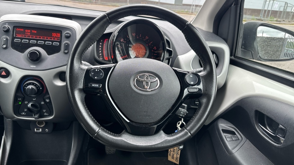Toyota Aygo X-press White #7