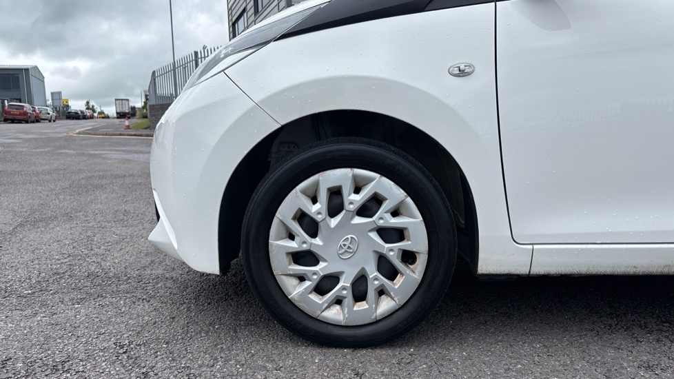 Toyota Aygo X-press White #25