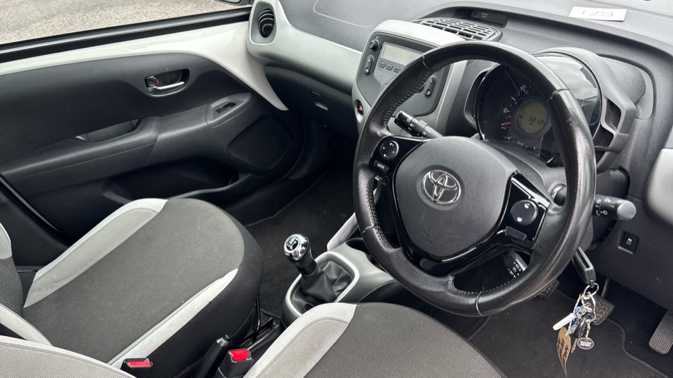 Toyota Aygo X-press White #12