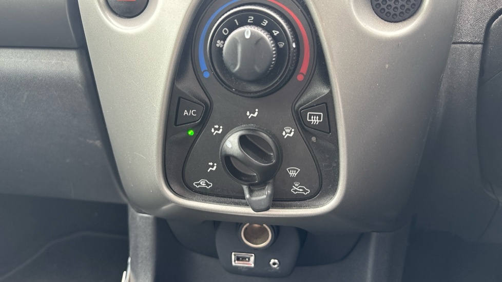 Toyota Aygo X-press White #29