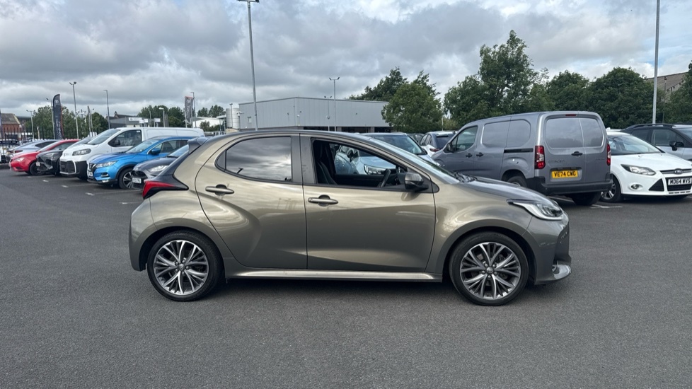 Toyota Yaris Design White #23