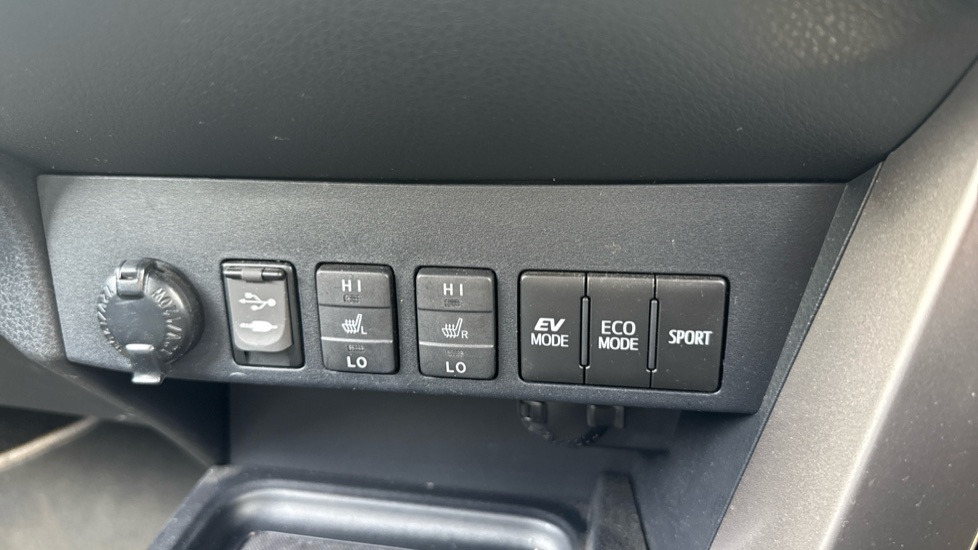 Toyota Rav 4 Excel Tss Hev Cvt White #40
