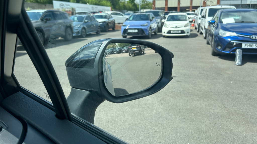 Toyota C-Hr Design White #31