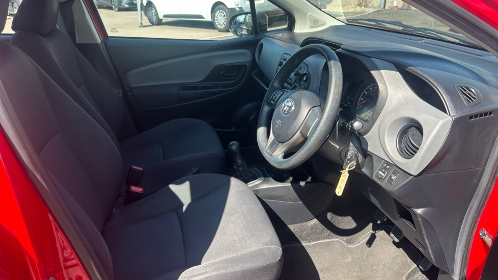 Toyota Yaris Hatchback 201564 #12