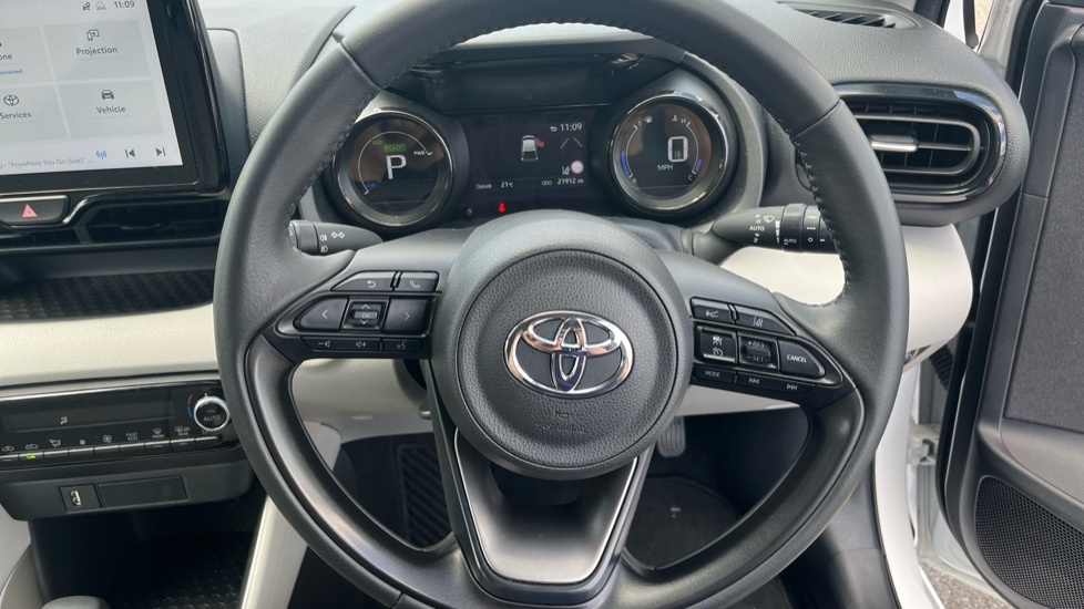 Toyota Yaris Hatchback Black #10