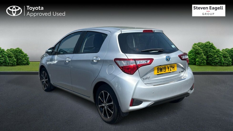 Toyota Yaris 1.5 Vvt-h Icon Tech Hatchback Hybrid E- Silver #4