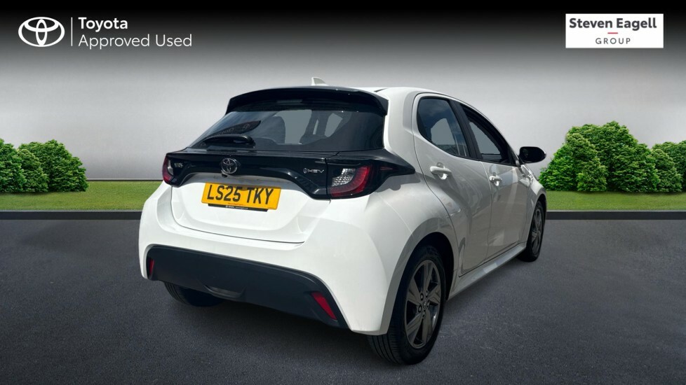 Toyota Yaris 1.5 Vvt-h Icon Hatchback Hybrid E-cvt E White #2