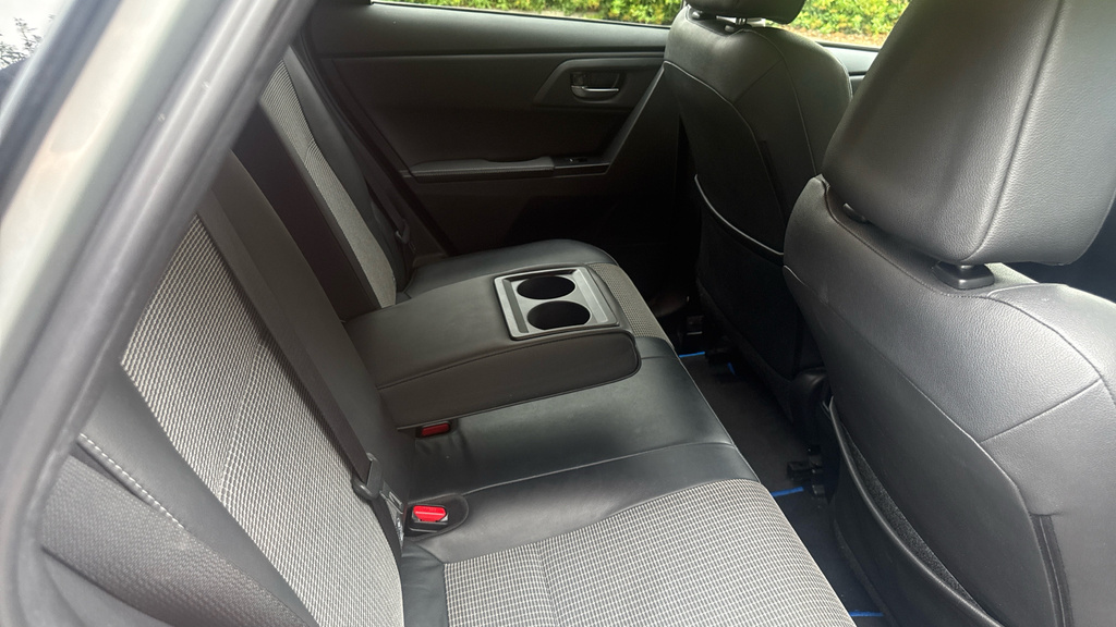 Toyota Auris Vvt-i Design White #8
