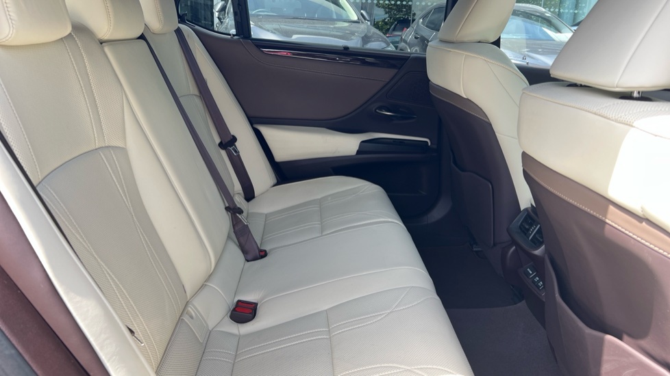 Lexus ES Saloon 2.5 Takumi Apple Car Play Ulez Approved Black #9