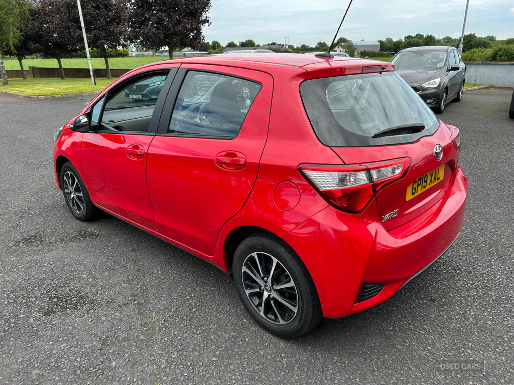 Toyota Yaris 1.5 Vvt-i Icon Tech GP19XAL Red #4