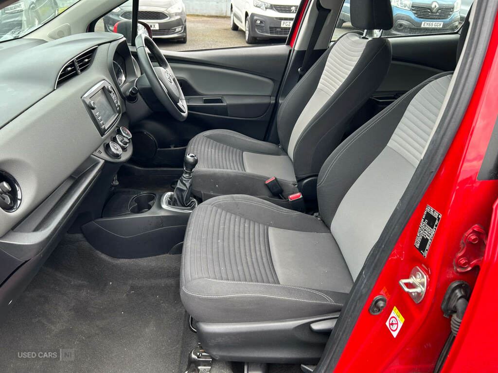 Toyota Yaris 1.5 Vvt-i Icon Tech GP19XAL Red #3
