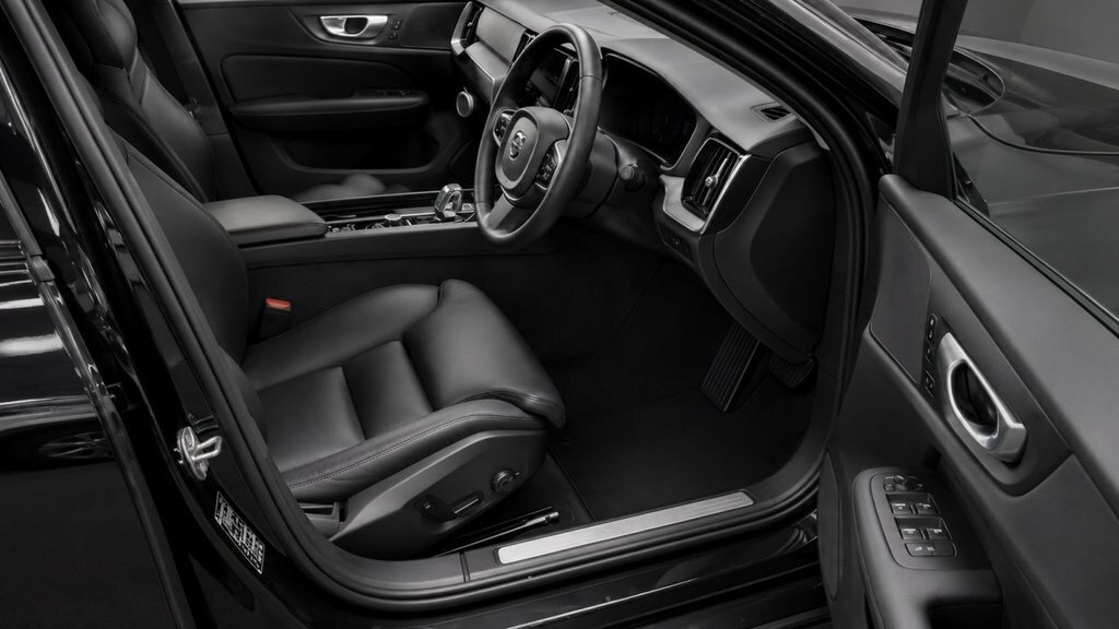Volvo V60 2L Plus Black #3