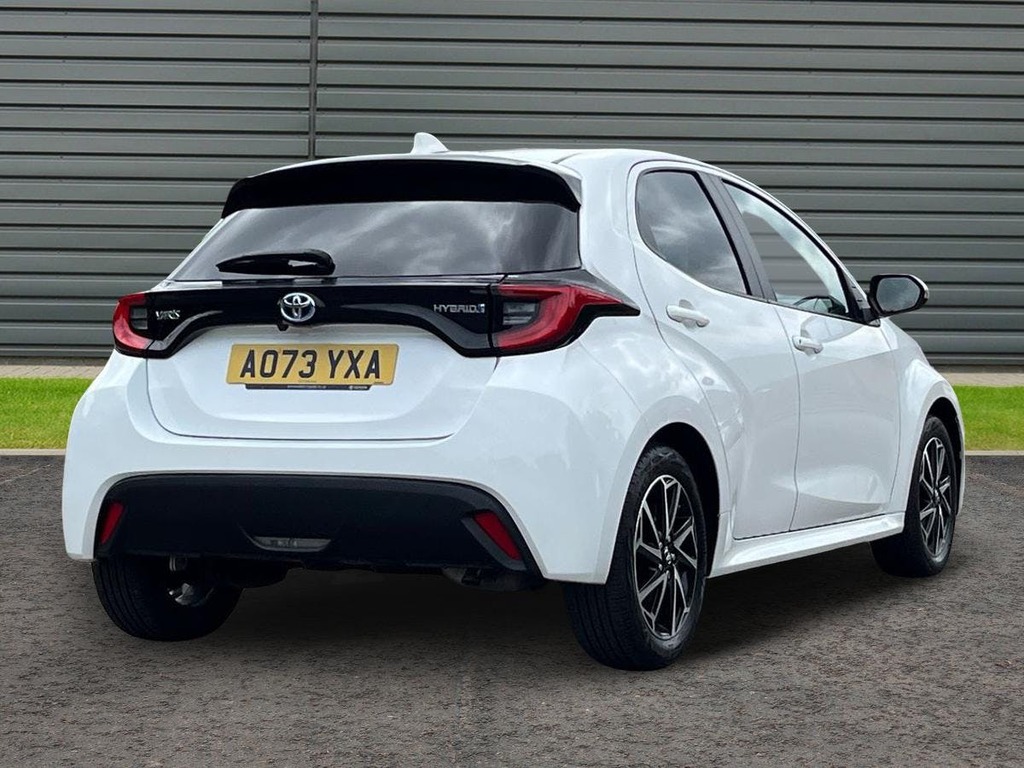 Toyota Yaris 1.5 Vvt-h Design Hatchback Hybrid E Cvt AO73YXA White #3
