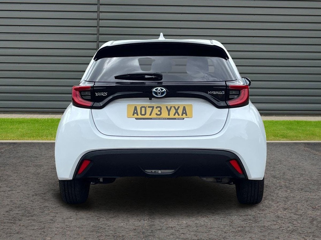 Toyota Yaris 1.5 Vvt-h Design Hatchback Hybrid E Cvt AO73YXA White #4