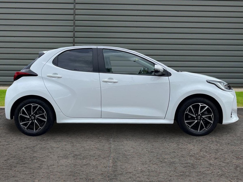 Toyota Yaris 1.5 Vvt-h Design Hatchback Hybrid E Cvt AO73YXA White #2
