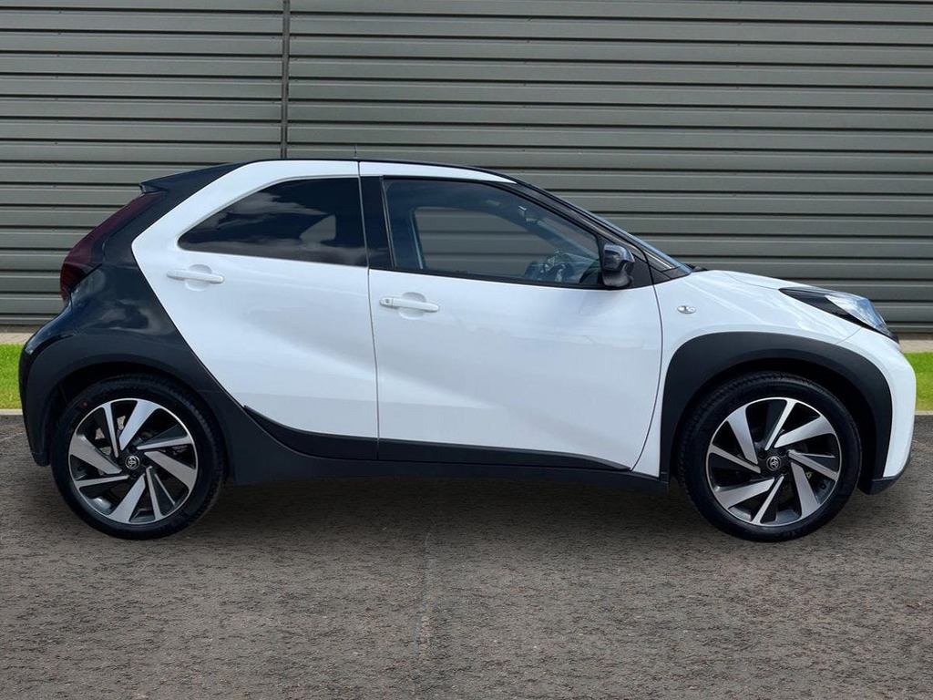 Toyota Aygo X 1.0 Vvt I Edge Hatchback SP23XBL White #2
