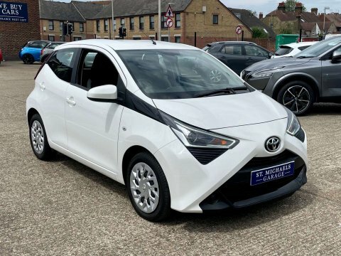 Toyota Aygo Vvt-i X-play X-shift SA69FWB White #3