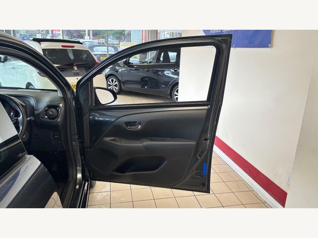 Toyota Aygo Hatchback 1.0 White #8