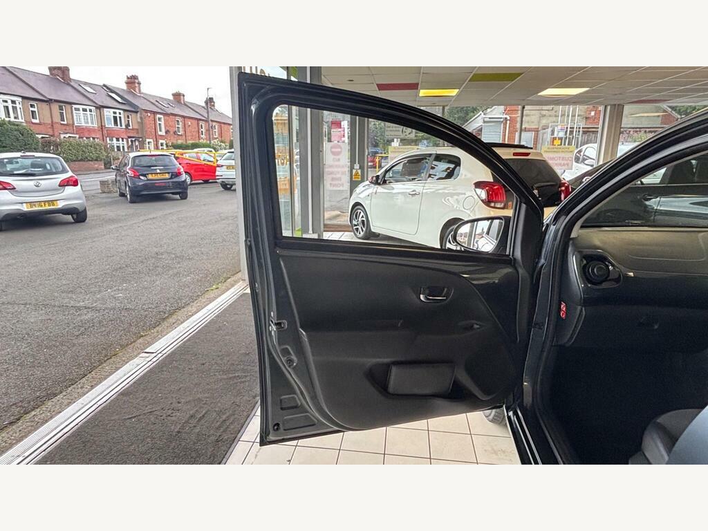Toyota Aygo Hatchback 1.0 White #19