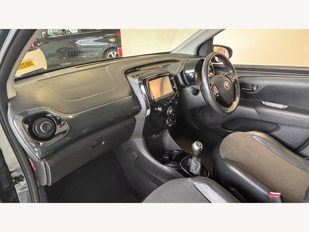Toyota Aygo Hatchback 1.0 White #16
