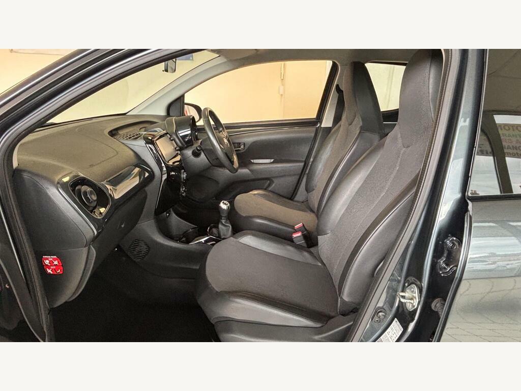 Toyota Aygo Hatchback 1.0 White #17