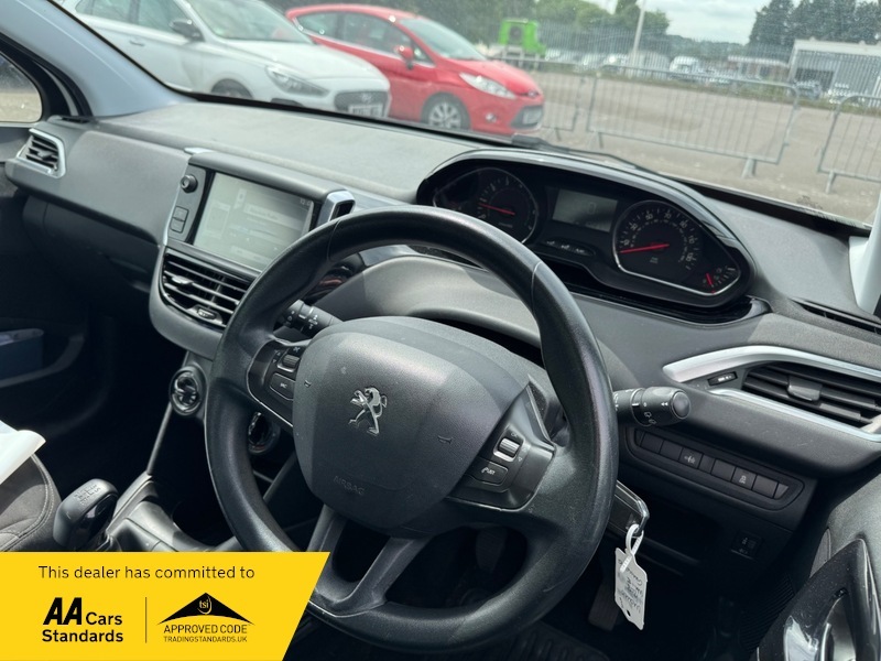 Peugeot 208 Active White #5